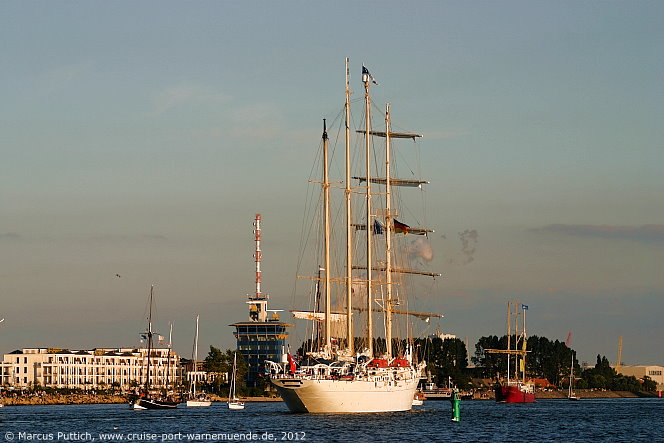 Das Kreuzfahrtschiff STAR FLYER am 11. August 2012 im Ostseebad Warnemünde.