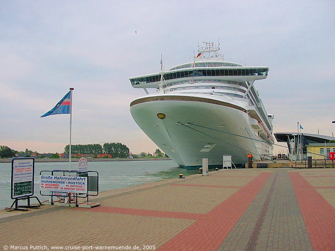 Das Kreuzfahrtschiff STAR PRINCESS am 02. Juni 2005 im Kreuzfahrthafen Warnemünde in der Hansestadt Rostock (Erstanlauf).