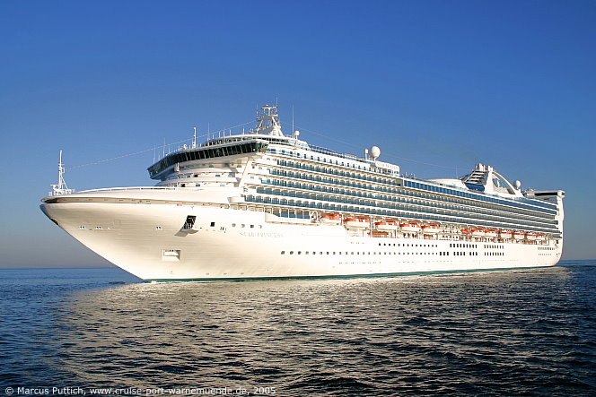 Das Kreuzfahrtschiff STAR PRINCESS am 12. Juli 2005 im Kreuzfahrthafen Warnem&uuml;nde in der Hansestadt Rostock.