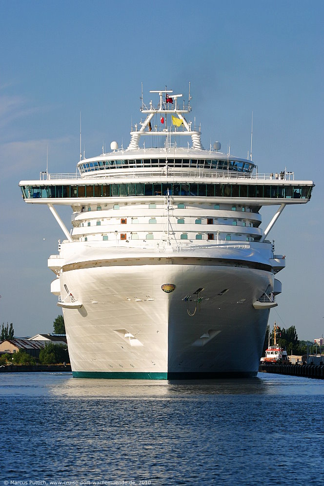 Das Kreuzfahrtschiff STAR PRINCESS am 19. Juli 2010 im Kreuzfahrthafen Warnemünde in der Hansestadt Rostock.