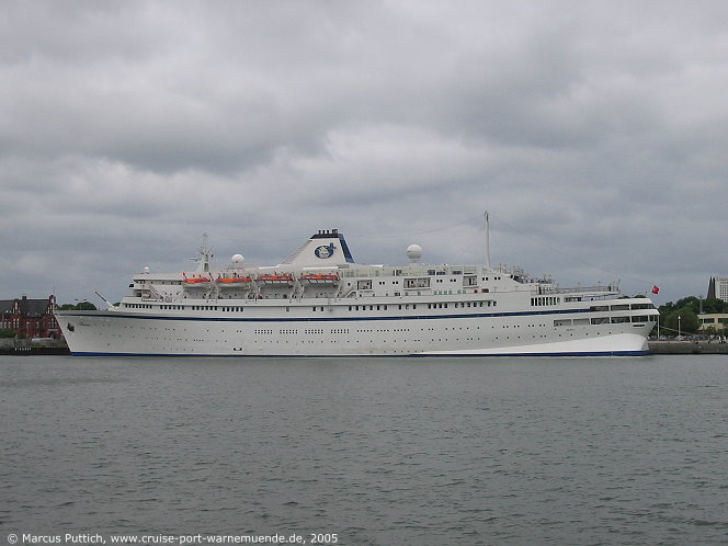 Das Kreuzfahrtschiff ATHENA am 06. Juni 2005 im Ostseebad Warnemünde.