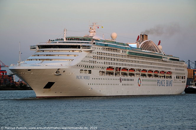 Das Kreuzfahrtschiff PACIFIC WORLD von der Kreuzfahrtreederei Peace Boat am 14. Juni 2025 in der Hansestadt Hamburg (Deutschland).
