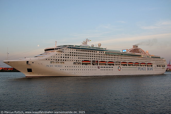 Das Kreuzfahrtschiff PACIFIC WORLD von der Kreuzfahrtreederei Peace Boat am 14. Juni 2025 in der Hansestadt Hamburg (Deutschland).
