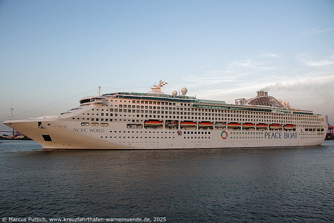 Das Kreuzfahrtschiff PACIFIC WORLD von der Kreuzfahrtreederei Peace Boat am 14. Juni 2025 in der Hansestadt Hamburg (Deutschland).