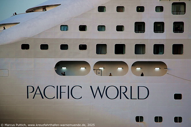 Das Kreuzfahrtschiff PACIFIC WORLD von der Kreuzfahrtreederei Peace Boat am 14. Juni 2025 in der Hansestadt Hamburg (Deutschland).