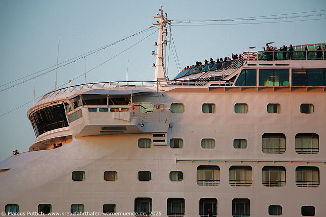 Das Kreuzfahrtschiff PACIFIC WORLD von der Kreuzfahrtreederei Peace Boat am 14. Juni 2025 in der Hansestadt Hamburg (Deutschland).