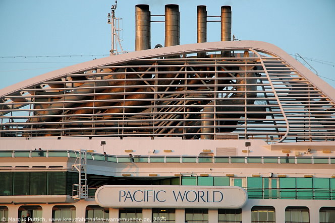 Das Kreuzfahrtschiff PACIFIC WORLD von der Kreuzfahrtreederei Peace Boat am 14. Juni 2025 in der Hansestadt Hamburg (Deutschland).