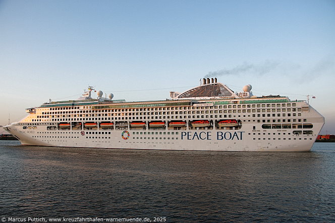 Das Kreuzfahrtschiff PACIFIC WORLD von der Kreuzfahrtreederei Peace Boat am 14. Juni 2025 in der Hansestadt Hamburg (Deutschland).