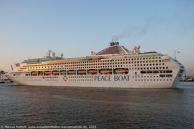 Das Kreuzfahrtschiff PACIFIC WORLD von der Kreuzfahrtreederei Peace Boat am 14. Juni 2025 in der Hansestadt Hamburg (Deutschland).