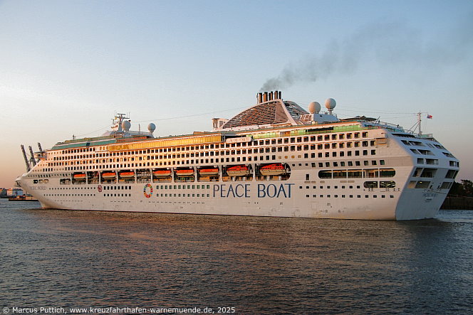 Das Kreuzfahrtschiff PACIFIC WORLD von der Kreuzfahrtreederei Peace Boat am 14. Juni 2025 in der Hansestadt Hamburg (Deutschland).