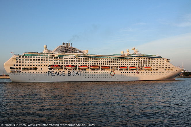 Das Kreuzfahrtschiff PACIFIC WORLD von der Kreuzfahrtreederei Peace Boat am 14. Juni 2025 in der Hansestadt Hamburg (Deutschland).