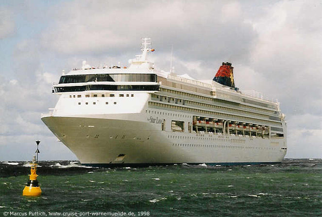 Das Kreuzfahrtschiff SUPERSTAR LEO am 23. August 1998 im Ostseebad Warnemünde (Erstanlauf).