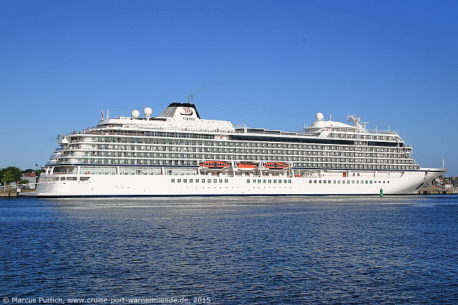 Das Kreuzfahrtschiff VIKING STAR von der Kreuzfahrtreederei Viking Ocean Cruises am 07. Juni 2015 im Kreuzfahrthafen Warnemünde in der Hansestadt Rostock.