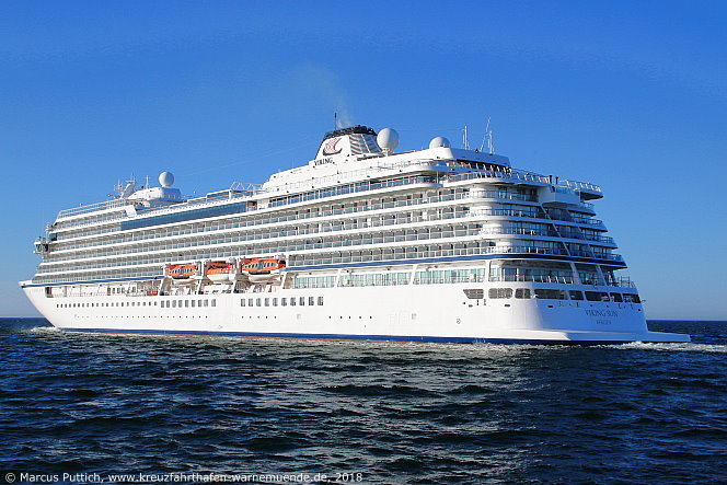 Das Kreuzfahrtschiff VIKING SUN von der Kreuzfahrtreederei Viking Ocean Cruises am 25. Mai 2018 im Kreuzfahrthafen Warnemünde in der Hansestadt Rostock (Erstanlauf).