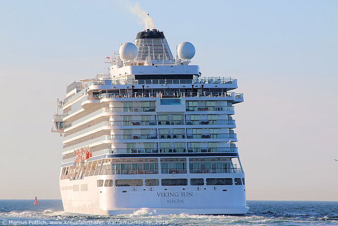 Das Kreuzfahrtschiff VIKING SUN von der Kreuzfahrtreederei Viking Ocean Cruises am 25. Mai 2018 im Kreuzfahrthafen Warnemünde in der Hansestadt Rostock (Erstanlauf).