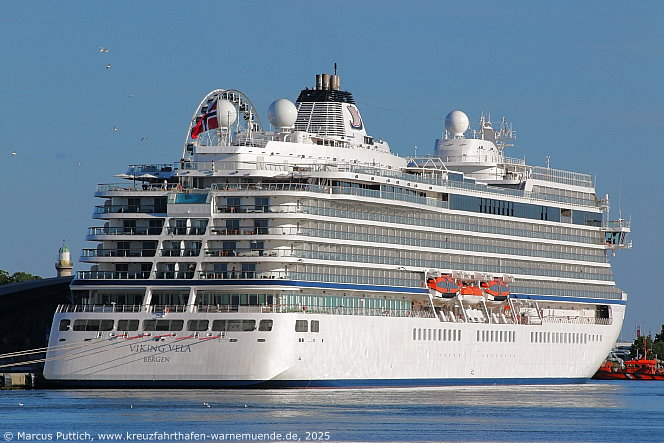 Das Kreuzfahrtschiff VIKING VELA von der Kreuzfahrtreederei Viking am 12. Mai 2015 im Kreuzfahrthafen Warnem&uuml;nde in der Hansestadt Rostock (Erstanlauf).