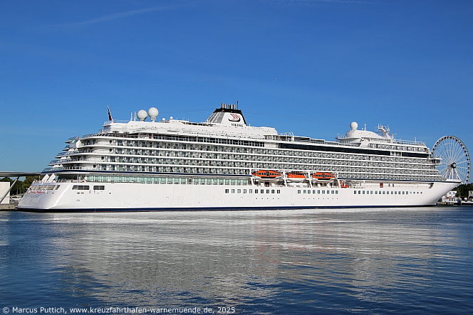 Das Kreuzfahrtschiff VIKING VELA von der Kreuzfahrtreederei Viking am 12. Mai 2015 im Kreuzfahrthafen Warnem&uuml;nde in der Hansestadt Rostock (Erstanlauf).