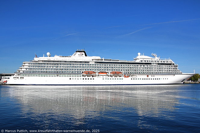 Das Kreuzfahrtschiff VIKING VELA von der Kreuzfahrtreederei Viking am 12. Mai 2015 im Kreuzfahrthafen Warnem&uuml;nde in der Hansestadt Rostock (Erstanlauf).