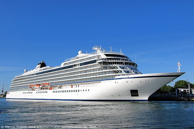 Das Kreuzfahrtschiff VIKING VELA von der Kreuzfahrtreederei Viking am 12. Mai 2015 im Kreuzfahrthafen Warnem&uuml;nde in der Hansestadt Rostock (Erstanlauf).
