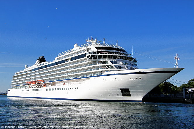 Das Kreuzfahrtschiff VIKING VELA von der Kreuzfahrtreederei Viking am 12. Mai 2015 im Kreuzfahrthafen Warnem&uuml;nde in der Hansestadt Rostock (Erstanlauf).