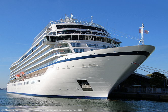 Das Kreuzfahrtschiff VIKING VELA von der Kreuzfahrtreederei Viking am 12. Mai 2015 im Kreuzfahrthafen Warnem&uuml;nde in der Hansestadt Rostock (Erstanlauf).