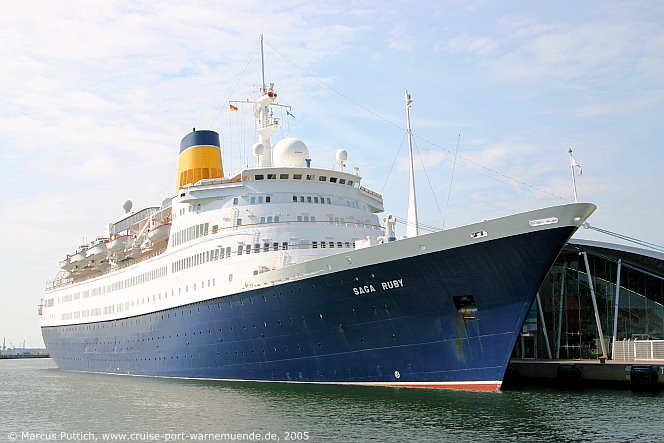 Das Kreuzfahrtschiff SAGA RUBY am 03. Juli 2005 im Kreuzfahrthafen Warnemünde in der Hansestadt Rostock.